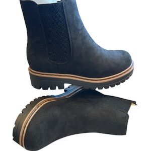 NWT Women’s 6.5 Classic Black Suede Chelsea Bootie with Lug Sole